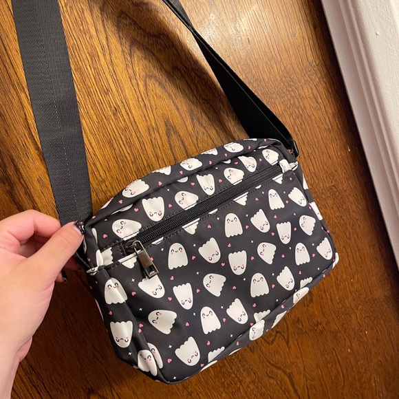 Cute heart and ghost crossbody bag. - Picture 6 of 6